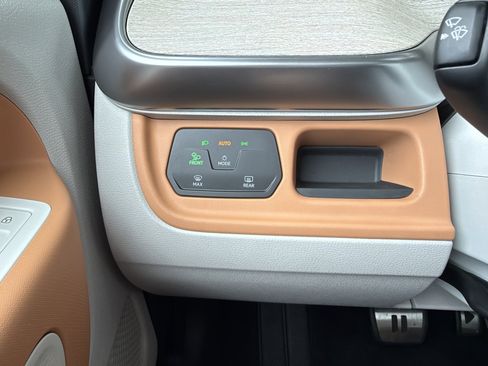 Used 2025 Volkswagen ID. Buzz 1st Edition RWD image 28