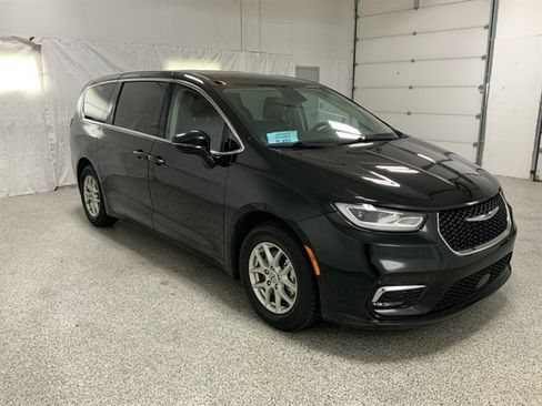 Used 2024 Chrysler Pacifica Touring-L FWD image 2