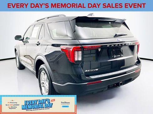 Used 2025 Ford Explorer Active AWD/4WD image 5