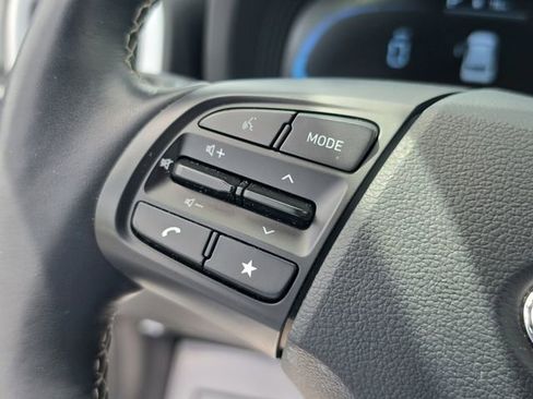 Used 2025 Hyundai Venue Limited FWD image 17