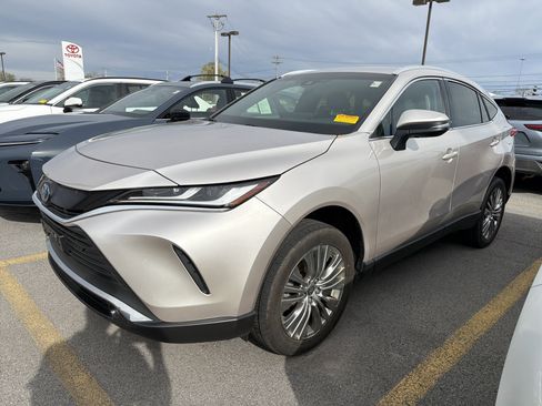 Used 2023 Toyota Venza XLE AWD/4WD image 4
