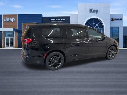 New 2026 Chrysler Pacifica Select w/ S Appearance Package image 7