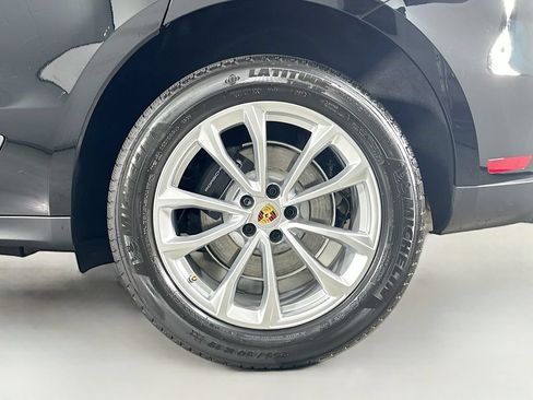 Certified 2026 Porsche Macan AWD/4WD image 33