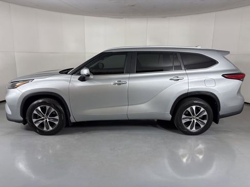 Used 2023 Toyota Highlander XLE AWD/4WD image 5