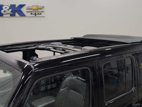 Used 2021 Jeep Wrangler Unlimited Sahara AWD/4WD image 31