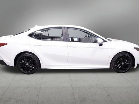 Used 2025 Toyota Camry SE image 6