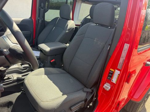 Used 2025 Jeep Wrangler Unlimited Sahara w/ Safety Group AWD/4WD image 10