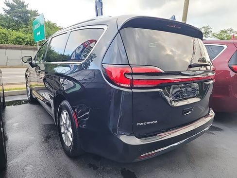 Used 2021 Chrysler Pacifica Touring-L FWD image 2