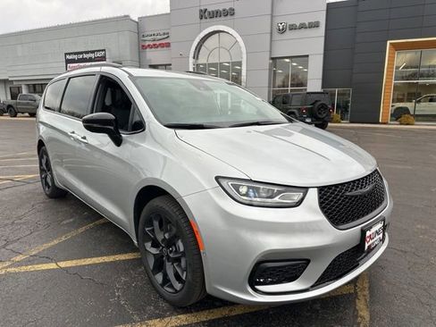 New 2026 Chrysler Pacifica Select image 2