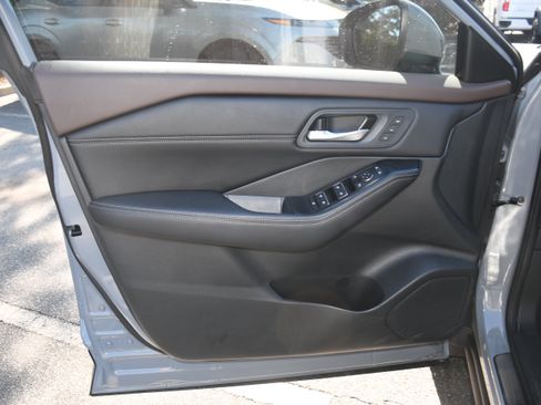 Used 2023 Nissan Rogue SL w/ SL Premium Package image 10