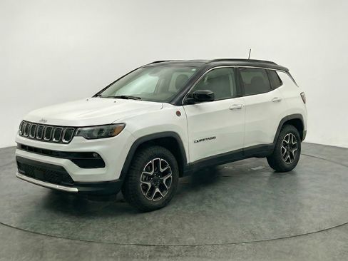 Used 2025 Jeep Compass Trailhawk AWD/4WD image 3