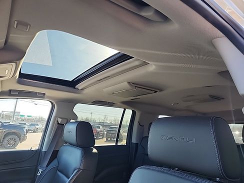 Used 2015 GMC Yukon XL Denali w/ Premium Package image 5