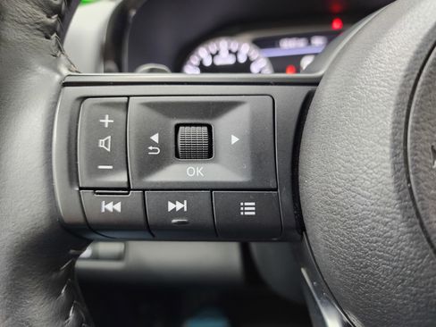 Used 2025 Nissan Pathfinder SV image 18