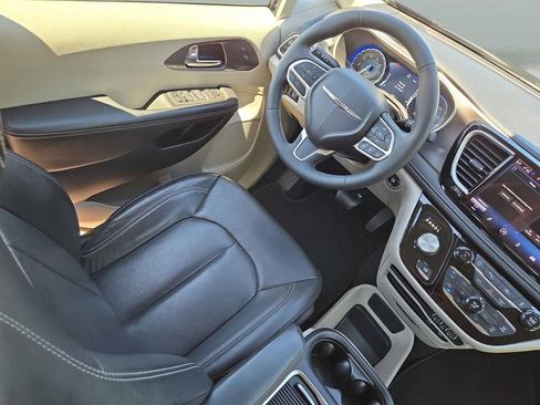 Used 2022 Chrysler Pacifica Touring-L FWD image 16