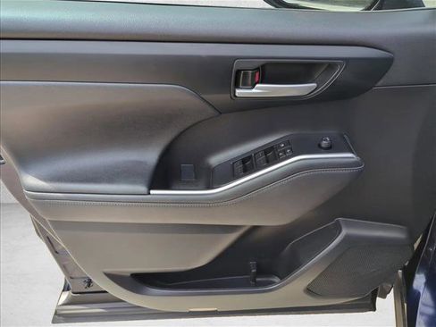 Used 2023 Toyota Highlander XLE FWD image 12