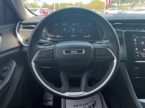 Used 2023 Jeep Grand Cherokee Laredo AWD/4WD image 28
