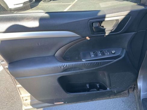 Used 2015 Toyota Highlander LE image 25