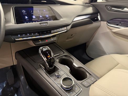 Certified 2022 Cadillac XT4 Luxury w/ Driver Awareness Package FWD image 18
