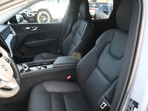 Used 2025 Volvo XC60 B5 Plus image 5