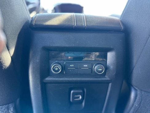 Used 2020 Chevrolet Traverse LT FWD image 17