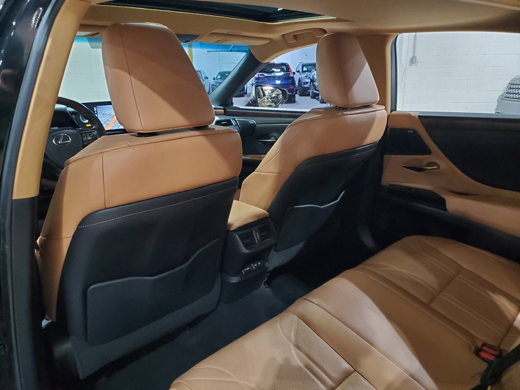 Used 2022 Lexus ES 300h w/ Accessory Package FWD image 24