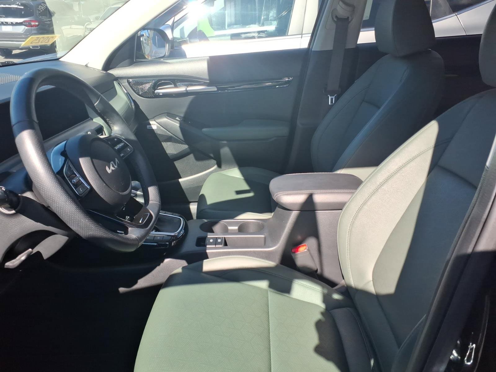 Certified 2025 Kia Seltos SX w/ SX Sunroof Package AWD/4WD image 7
