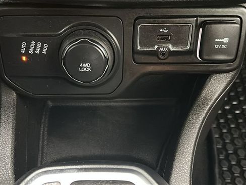 Used 2021 Jeep Renegade Latitude w/ Convenience Group AWD/4WD image 27