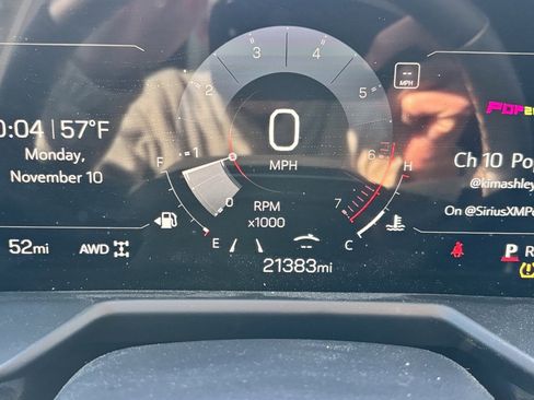 Used 2024 GMC Acadia AT4 w/ Luxury Package image 6