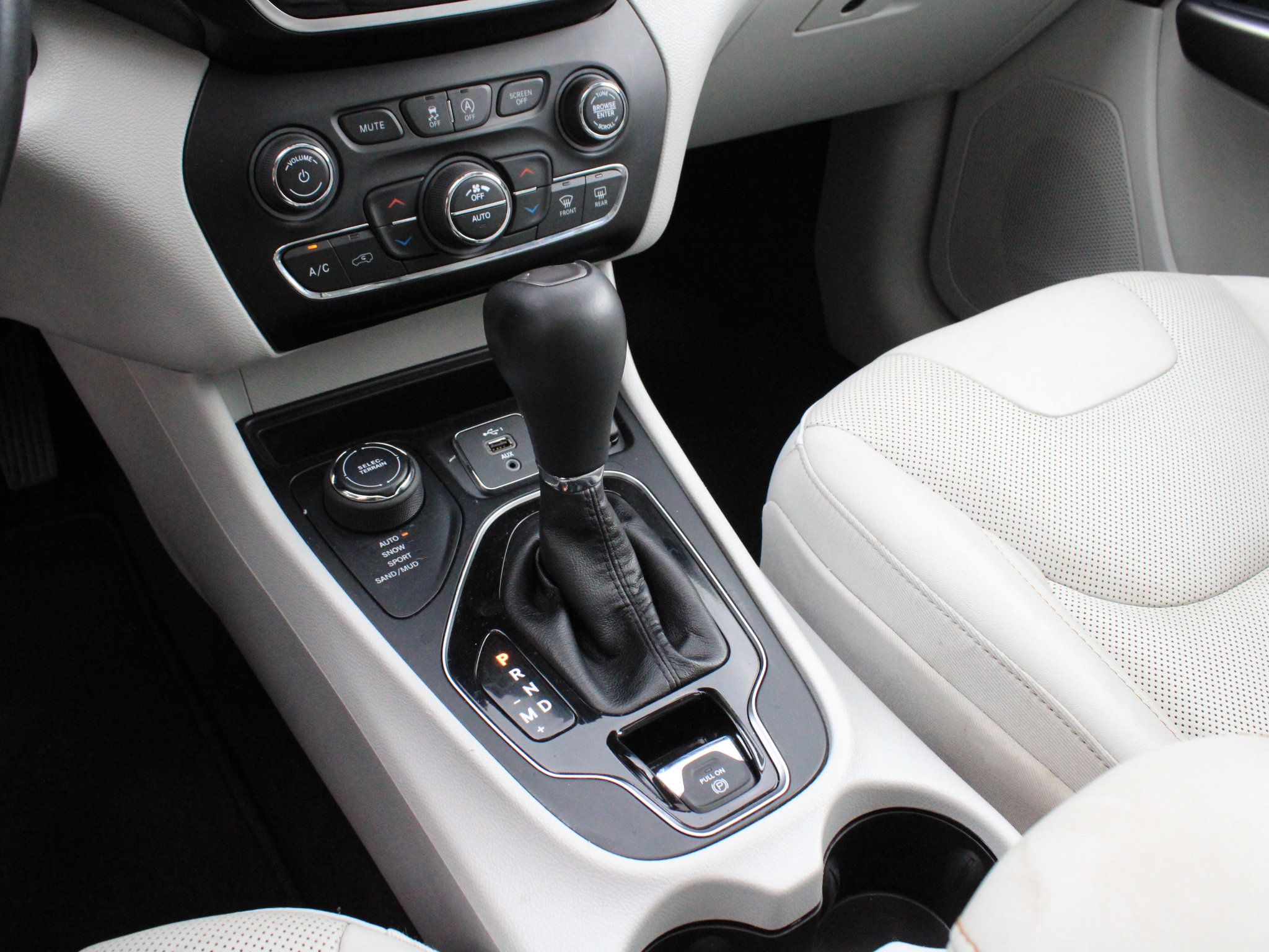 Used 2019 Jeep Cherokee Limited w/ Technology Group AWD/4WD image 22