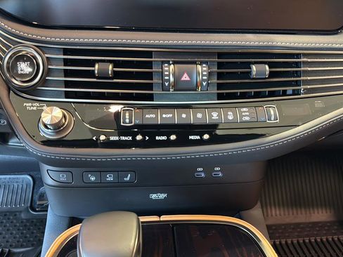 Certified 2025 Lexus LS 500 AWD w/ Luxury Package image 25