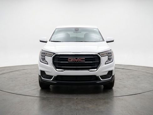 Used 2024 GMC Terrain SLE FWD image 2