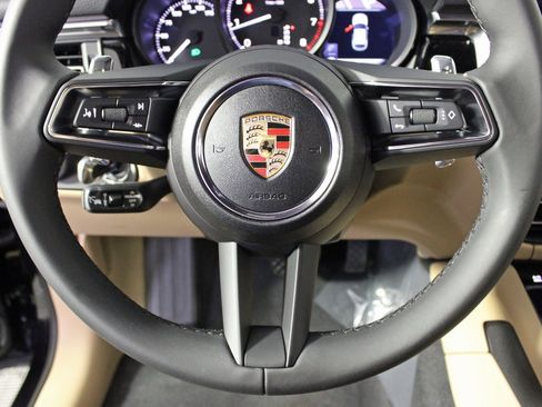 Used 2025 Porsche Macan image 23