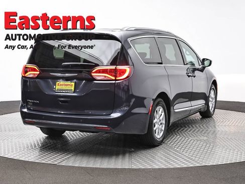 Used 2020 Chrysler Pacifica Touring-L FWD image 5