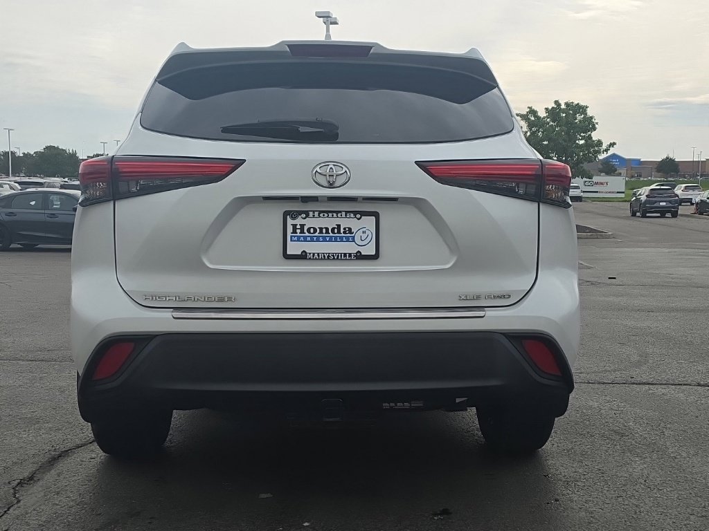 Used 2023 Toyota Highlander XLE AWD/4WD image 6