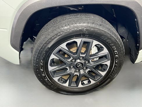 Used 2025 Toyota Tundra Limited AWD/4WD image 12