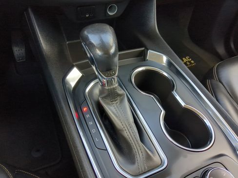 Used 2021 Chevrolet Traverse LT image 25