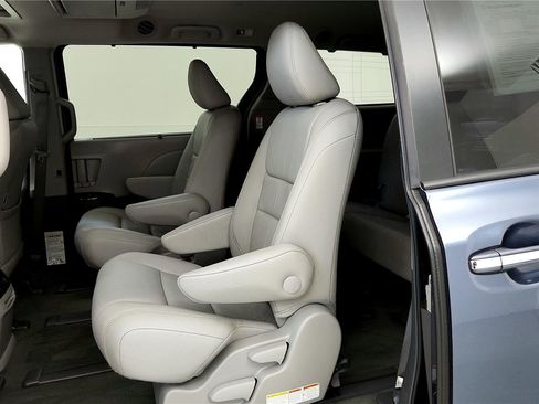 Used 2016 Toyota Sienna XLE Premium w/ Protection Package image 22