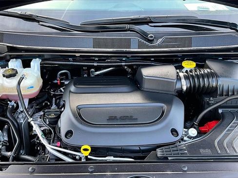 Used 2025 Chrysler Pacifica Select image 30