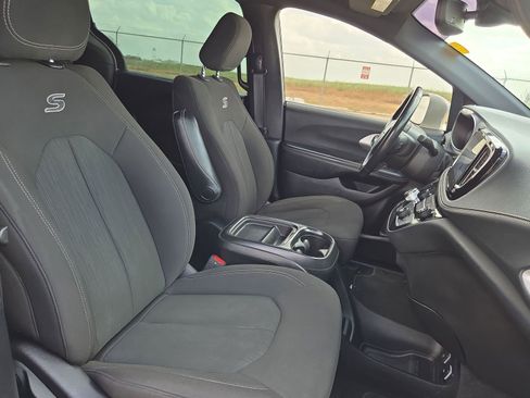 Used 2021 Chrysler Pacifica Touring w/ S Appearance Package image 22