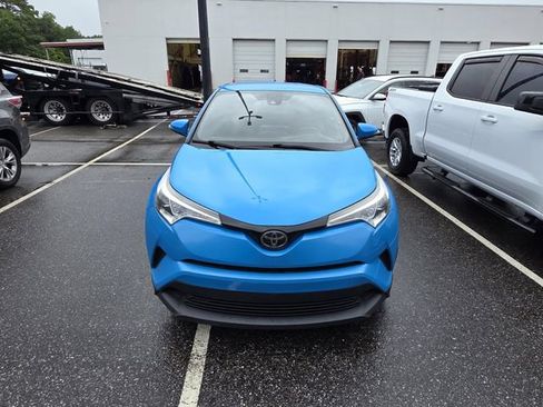 Used 2019 Toyota C-HR XLE FWD image 2