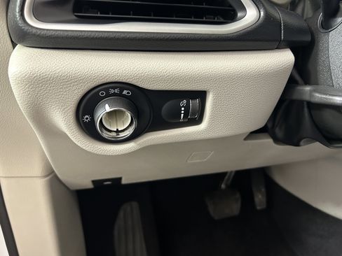 Used 2021 Chrysler Voyager L FWD image 17