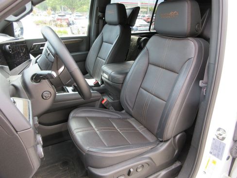 Used 2025 Chevrolet Suburban High Country AWD/4WD image 22