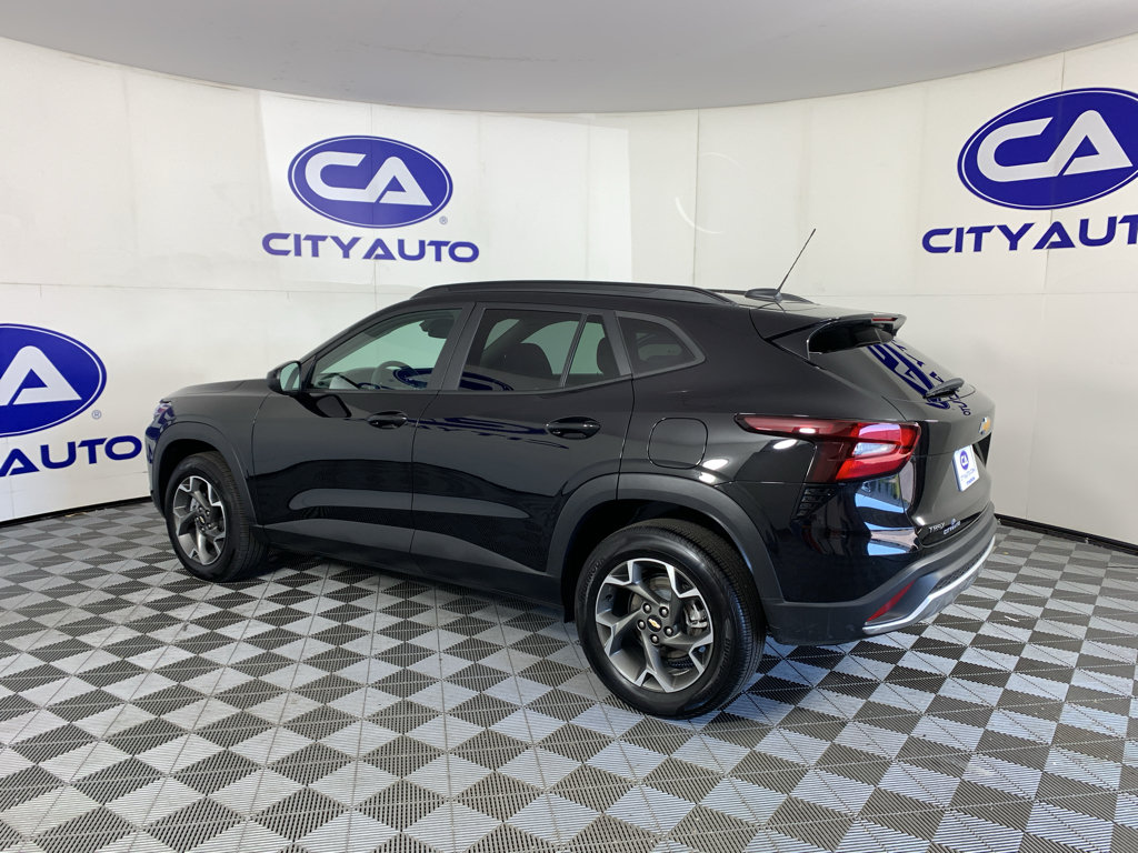 Used 2025 Chevrolet Trax LT FWD image 5