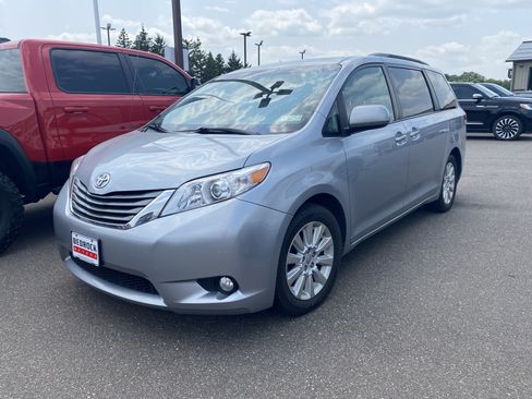 Used 2014 Toyota Sienna XLE w/ Entertainment Package AWD/4WD image 4