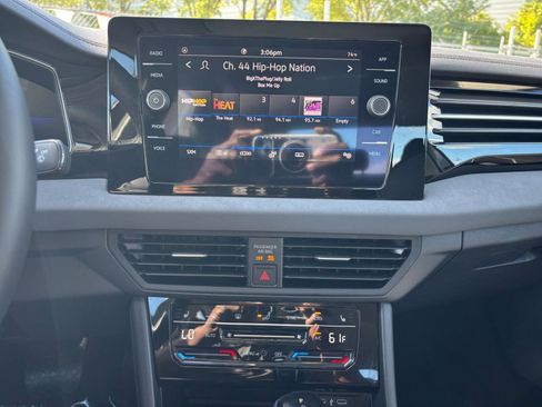 Used 2025 Volkswagen Jetta SE image 18