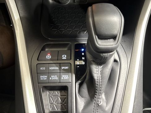 Used 2025 Toyota RAV4 XLE AWD/4WD image 17