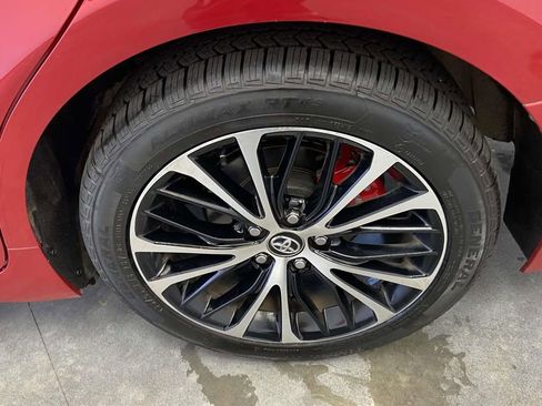 Used 2020 Toyota Camry SE w/ Convenience Package FWD image 9