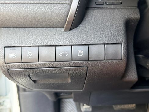 Used 2018 Toyota Camry SE FWD image 18