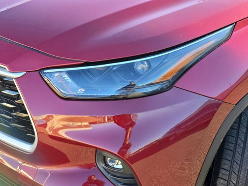 Used 2023 Toyota Highlander XLE image 39