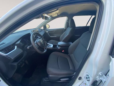 Used 2025 Toyota RAV4 LE AWD/4WD image 4
